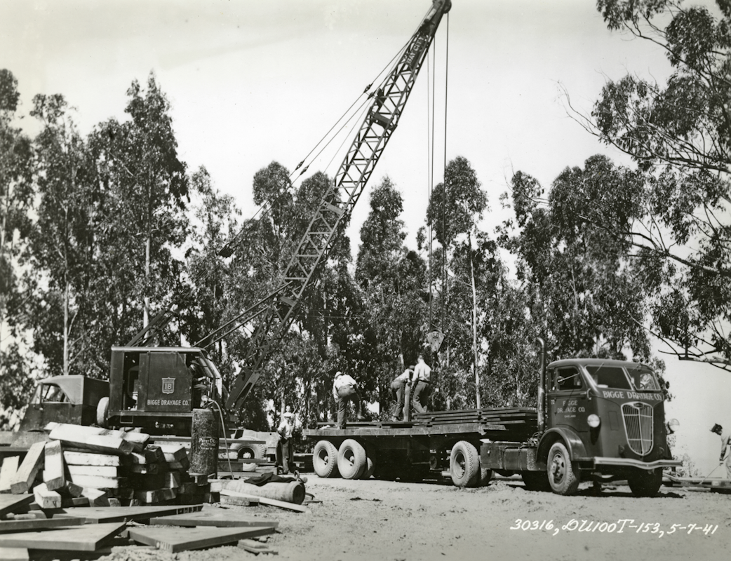 1941 - Autocar DU100T truck and Bay City truck crane
