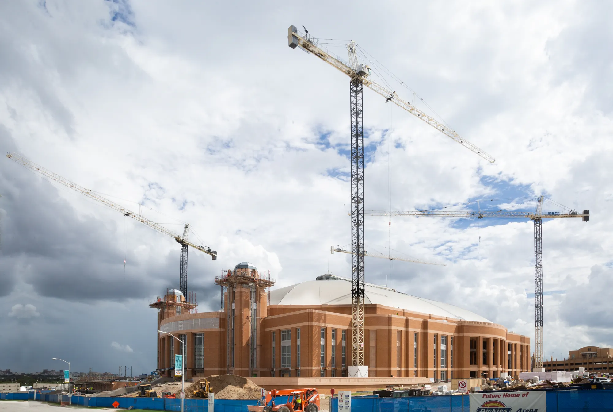 A Bigge crane on the Dickies Arena build in Fort Worth, Texas